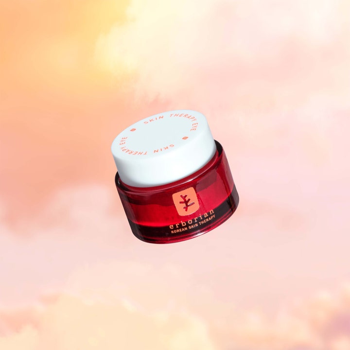 Erborian Skin Therapy Eye 15 ml plejende øjencreme i rød glaskrukke mod en lyserød baggrund
