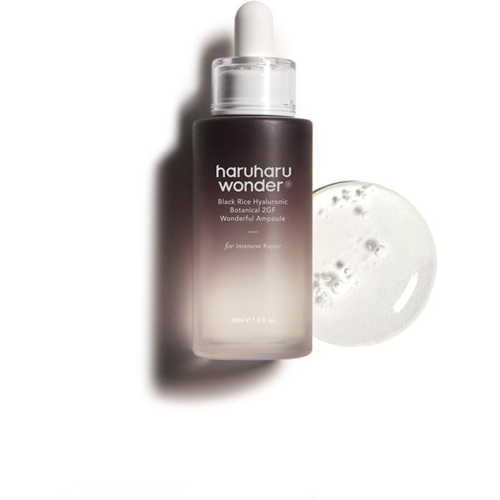 haruharu wonder Black Rice 2GF Ampoule 30 ml fugtgivende hyaluronsyreserum i mørk gradientflaske med klar geltekstur