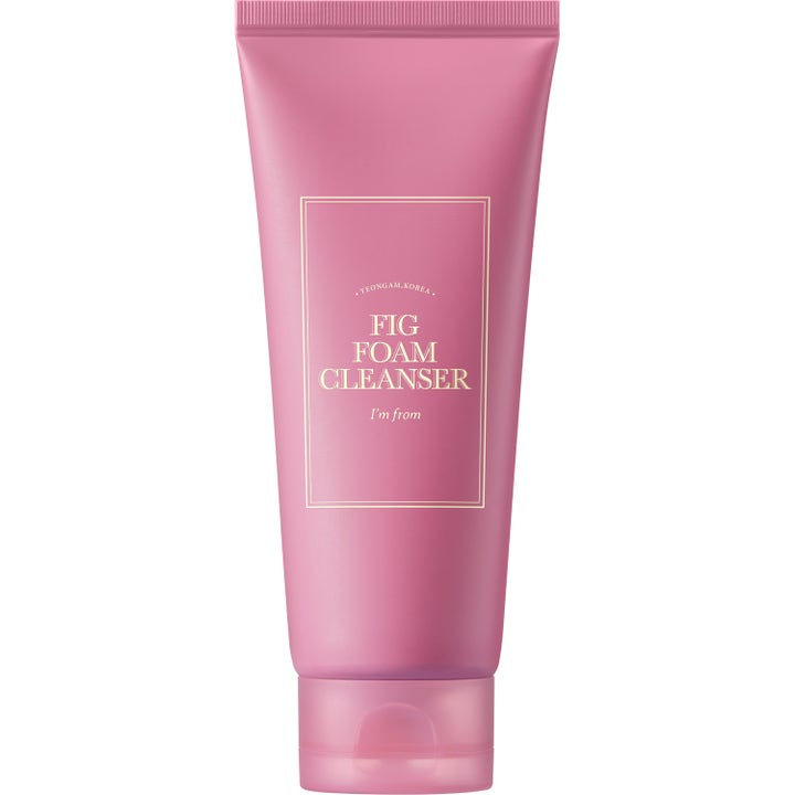I'm from Fig Foam Cleanser fugtgivende ansigtsrens i en mat lyserød tube med elegant guldramme og tekst.