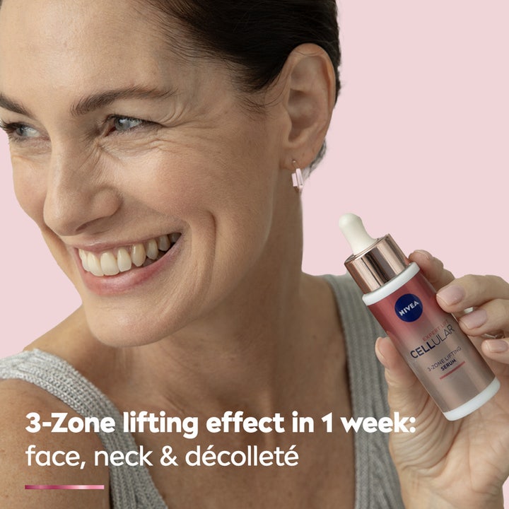 NIVEA Cellular Expert Lift 3-zone Lift Serum 30 ml opstrammende serum i rosaguld flaske holdt af smilende kvinde.