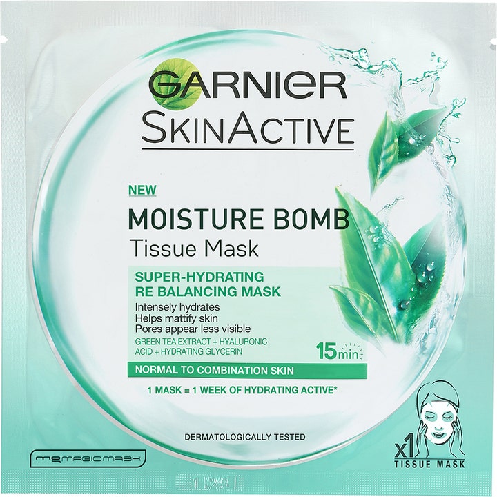 Garnier SkinActive Moisture Bomb 1 stk fugtgivende sheet mask med grøn te i lysegrøn emballage med vand og blade.