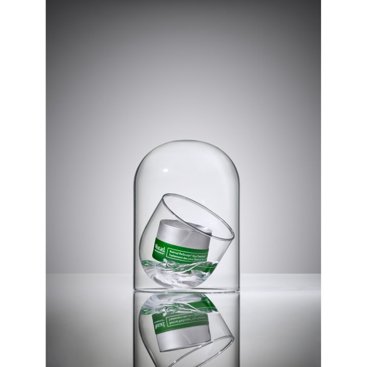 Murad Retinal ReSculpt Eye Lift Treatment 15 ml øjencreme i krukke inde i en glasklokke