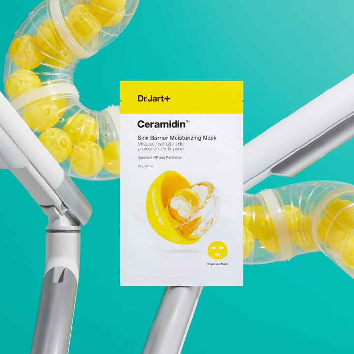 Dr.Jart+ Ceramidin Skin Barrier Moisturizing Mask 22 g sheetmaske omgivet af gule kugler i rør