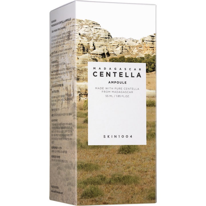 SKIN1004 Madagascar Centella Ampoule 55 ml beroligende serum i hvid æske med naturmotiv af bjerge
