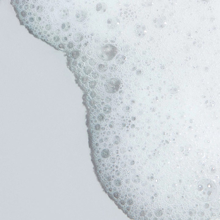 Dermalogica Clearing Skin Wash 250 ml mod urenheder vist som et luftigt hvidt skum med mange små bobler.