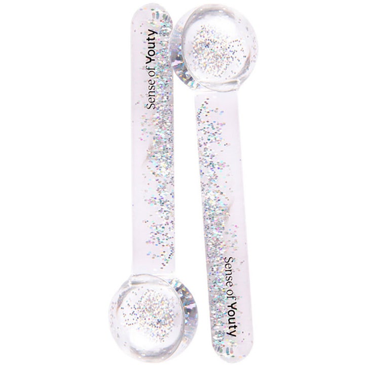 Sense of Youty Glitter Ice Globes 2-pak kølende massageværktøj i gennemsigtigt glas fyldt med sølvglimmer.