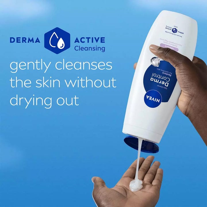 NIVEA Derma Control Restore Sensitive Shower 250 ml beroligende kropssæbe der hældes ud i hånden