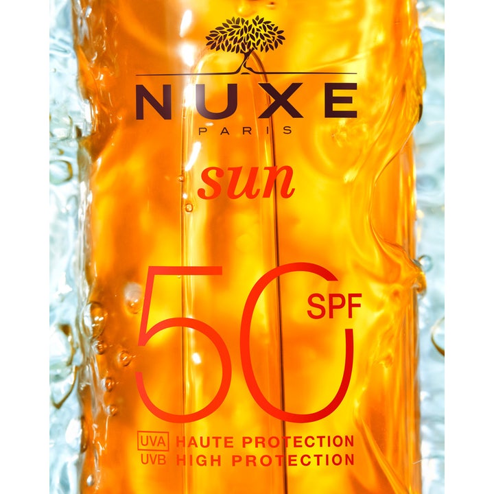 Nuxe Tanning Sun Oil 150 ml sololie med SPF 50 giver høj beskyttelse vist i en gylden tekstur med vandbobler