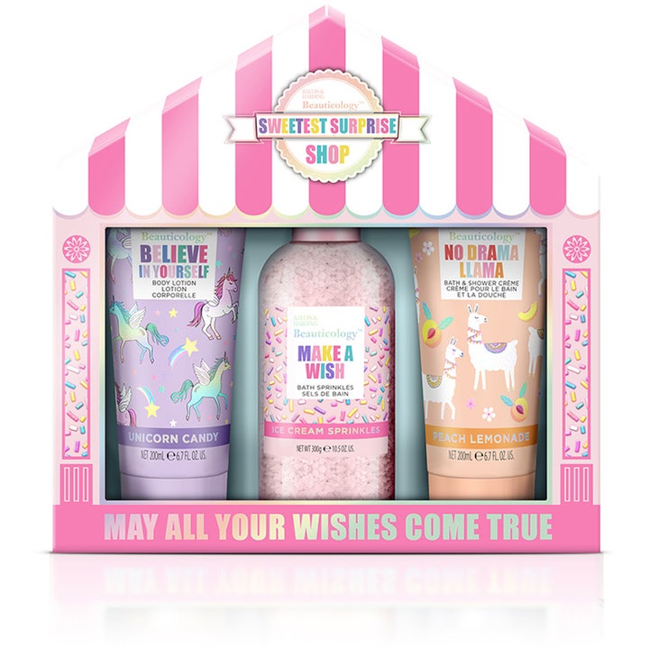 Baylis & Harding Beauticology Sweetest Surprise Shop 700ml gavesæt med kropspleje i en lyserød stribet slikbutik-æske.