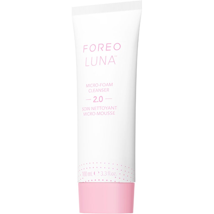 FOREO Luna Micro-Foam Cleanser 2.0 100 ml rengøringsskum i hvid tube med lyserøde detaljer skaber en ren base