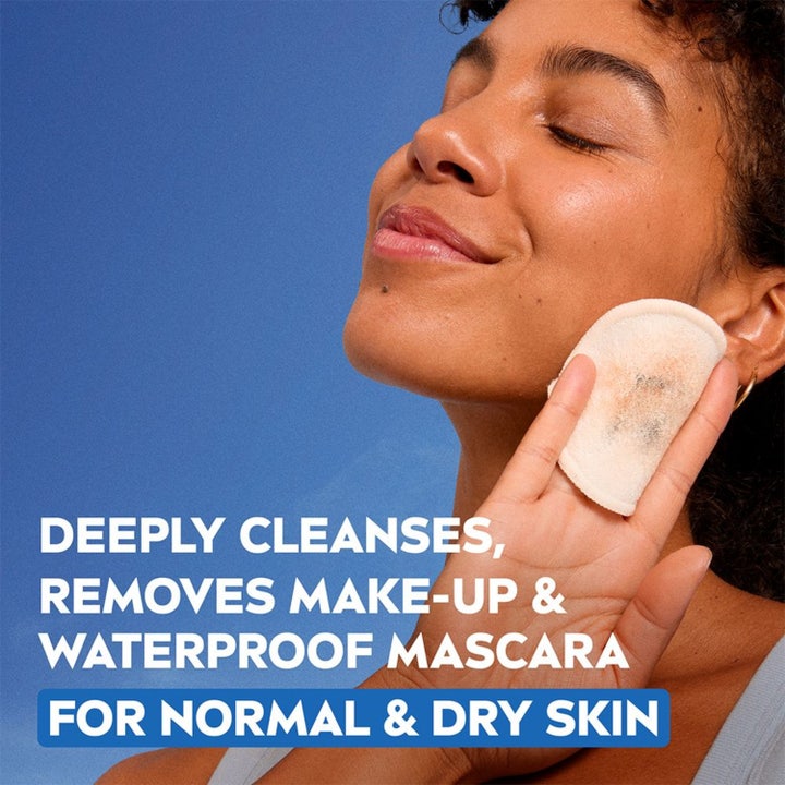 NIVEA Cleansing Milk Refreshing 200 ml fjerner makeup og renser huden med en vatrondel i ansigtet.