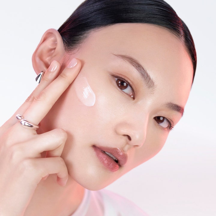 Lancôme Advanced Hydrazen Gel Cream 50 ml fugtgivende dagcreme påføres her på kinden af en kvinde