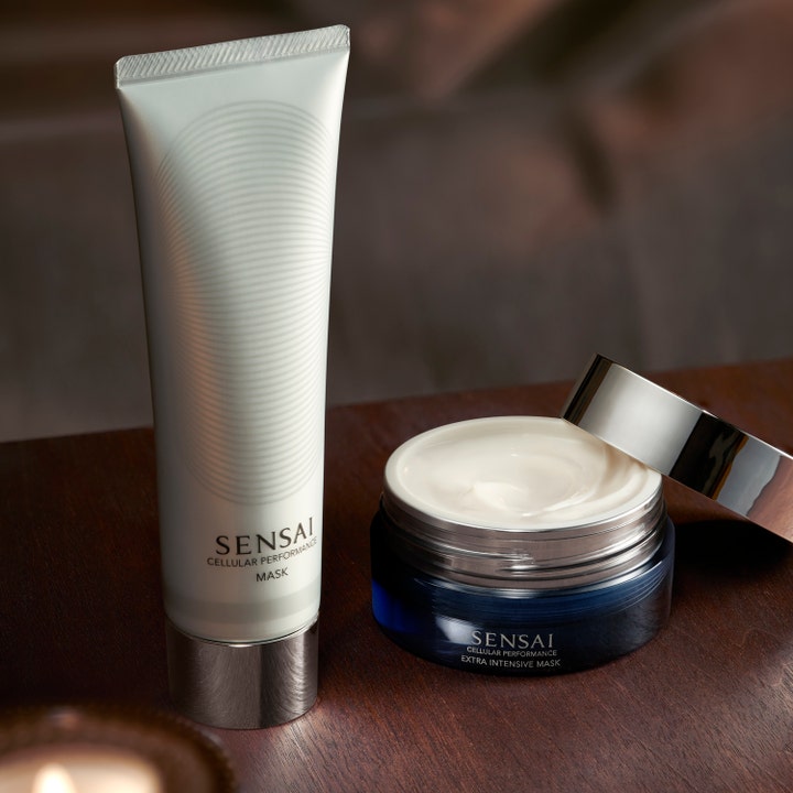 Sensai Cellular Performance Mask 100 ml fugtgivende ansigtsmaske i hvid tube og blå krukke med cremet tekstur