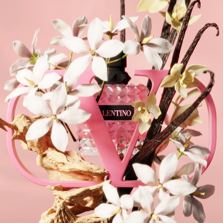 Valentino Born in Roma Donna Eau de Parfum 100 ml i nittet glasflakon med lyserød parfume omgivet af vaniljestænger