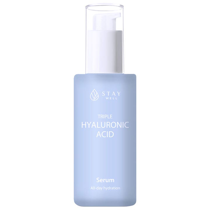 Stay Well Triple Hyaluronic Acid Serum fugtgivende serum i lyseblå frostet flaske med hvid pumpe og gennemsigtigt låg.