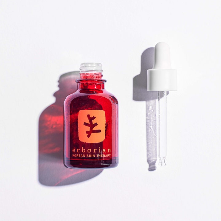 Erborian Skin Therapy Night Oil Serum 30 ml nærende ansigtspleje i rød glasflaske med hvid pipette ved siden af.