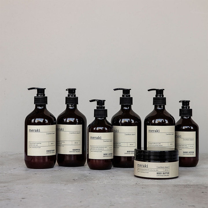 Meraki Northern Dawn Body Lotion 275 ml fugtgivende kropspleje i brun flaske med pumpe vist i et produktsortiment
