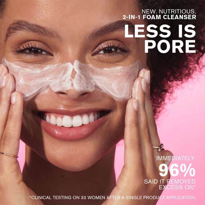 Estée Lauder Nutritious 2-In-1 Foam Cleanser 125 ml rengøringsskum fjerner olie vist på en smilende kvinde
