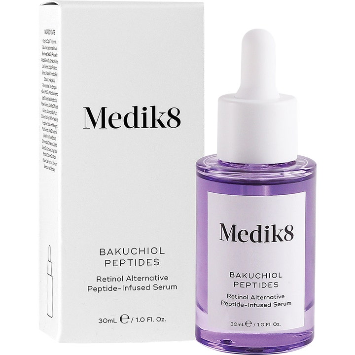 Medik8 Bakuchiol Peptides 30 ml serum giver retinol-effekt i lilla glasflaske med hvid pipette og hvid æske