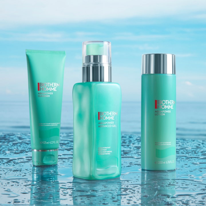 Biotherm Homme Aquapower Cleanser 125 ml opfriskende ansigtsvask i grønne flasker på en våd overflade ved havet
