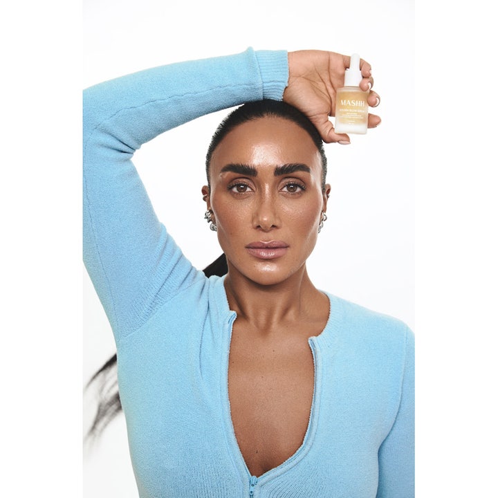MASHH Golden Glow Serum 30 ml giver glød vist med en model der holder produktet mod ansigtet