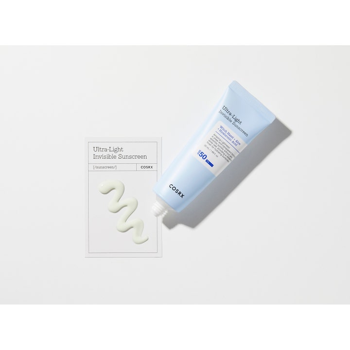 COSRX Ultra-Light Invisible Sunscreen 50 ml solcreme til ansigtet SPF 50 i lyseblå tube med cremet hvid tekstur.