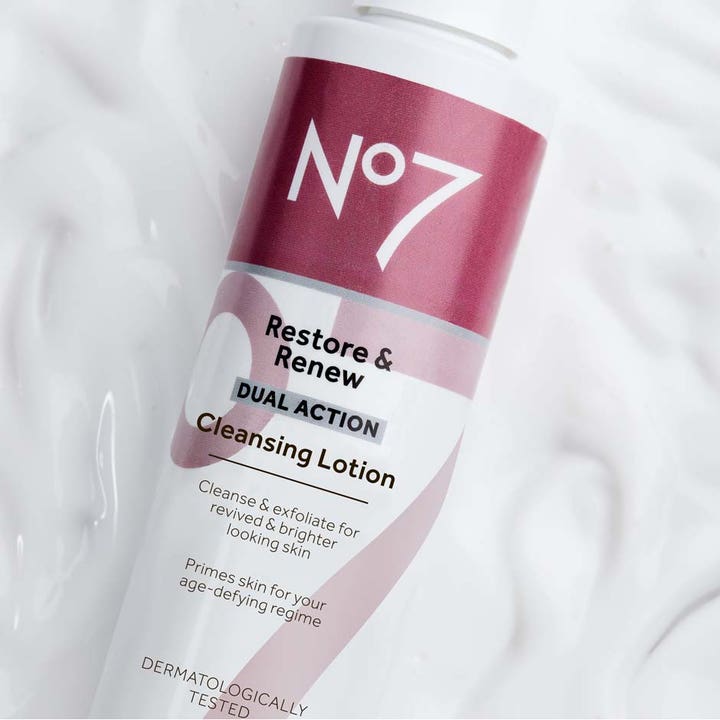 No7 Restore & Renew Cleansing Lotion 200 ml ansigtsrens der eksfolierer huden vist på en cremet hvid tekstur