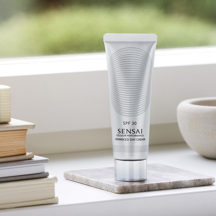 Sensai Cellular Performance Advanced Day Cream 50 ml SPF 30 ansigtscreme i sølvtube stående på en marmorplade