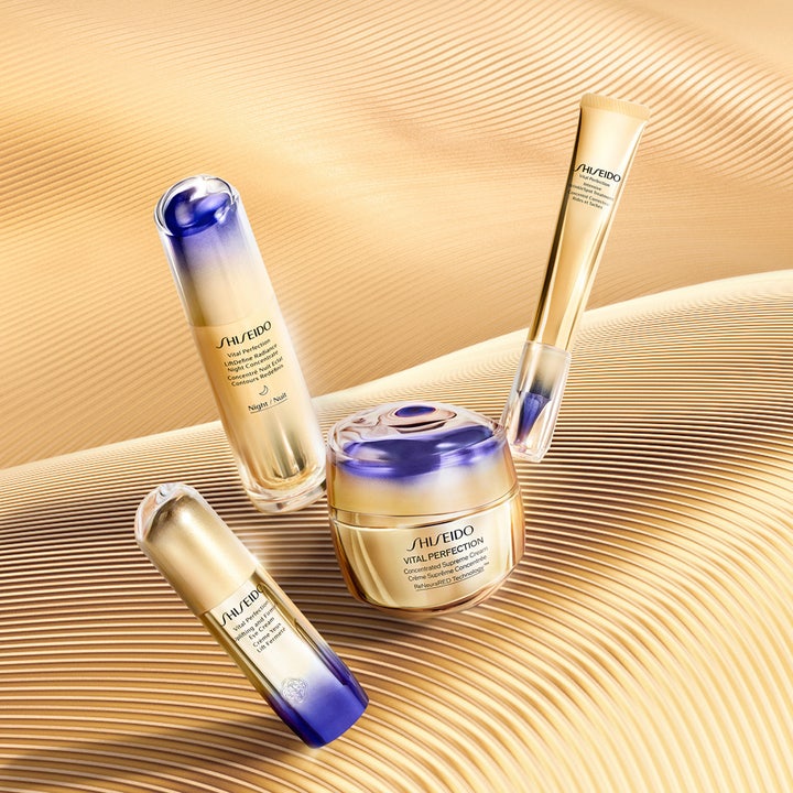 Shiseido Vital Perfection Concentrated Supreme Cream 50 ml opstrammende dagcreme i guld krukke på bølget guld baggrund