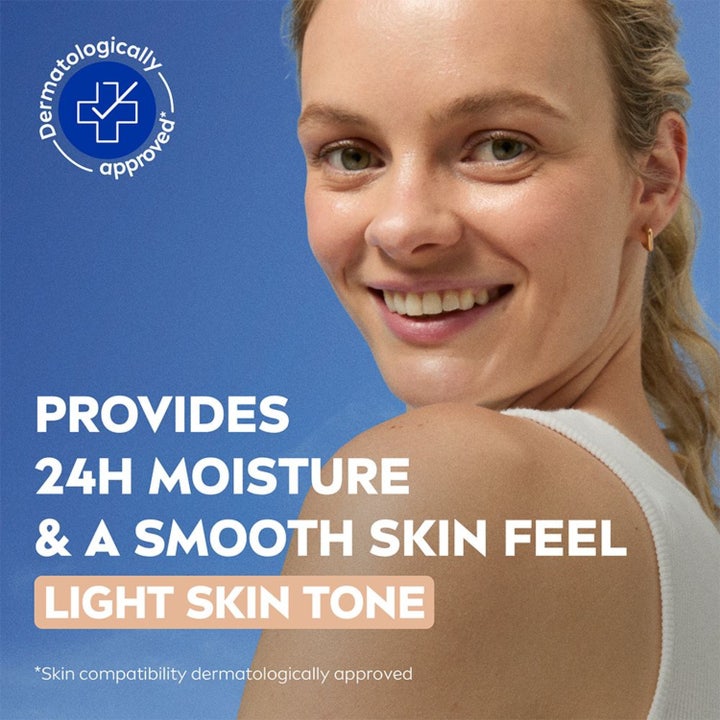 NIVEA BB Tinted Moisturiser 50 ml dagcreme giver 24 timers fugt og jævn hudtone vist på en smilende kvinde.