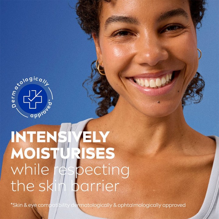 NIVEA Cleansing Milk Refreshing 200 ml fugtgivende ansigtsrens der beskytter hudbarrieren vist med smilende kvinde