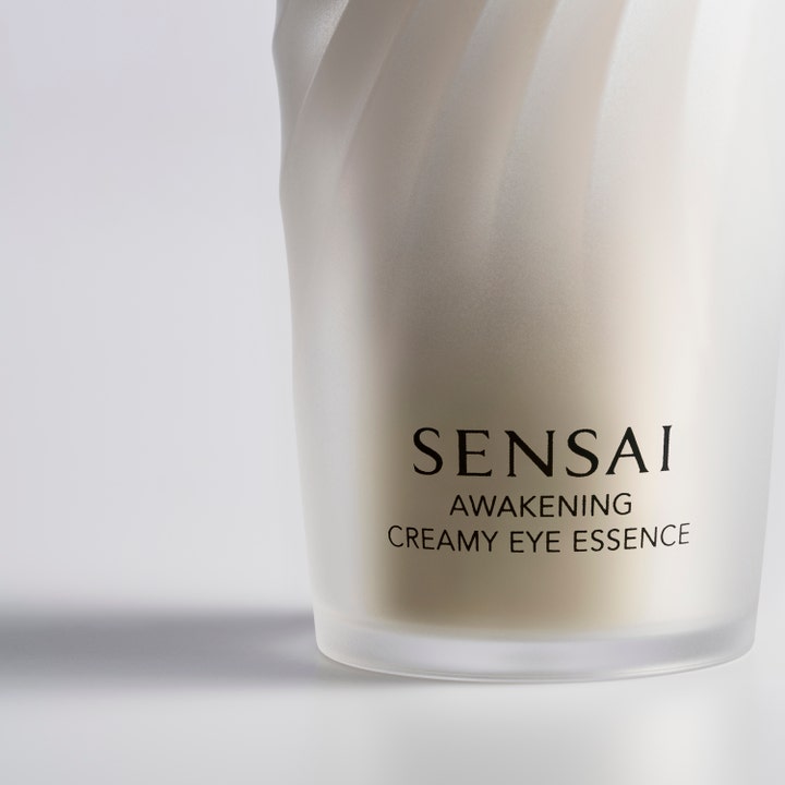 Sensai Awakening Creamy Eye Essence 20 g opfriskende øjencreme i frostet hvid flaske med spiralmønster.