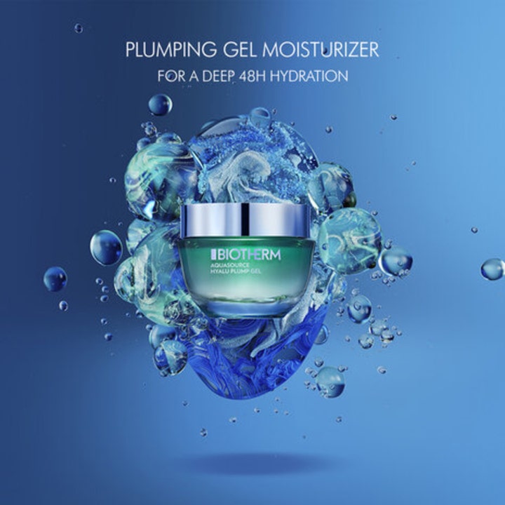 Biotherm Aquasource Hyalu Plump 50 ml fugtighedscreme i grøn krukke omgivet af blå vanddråber