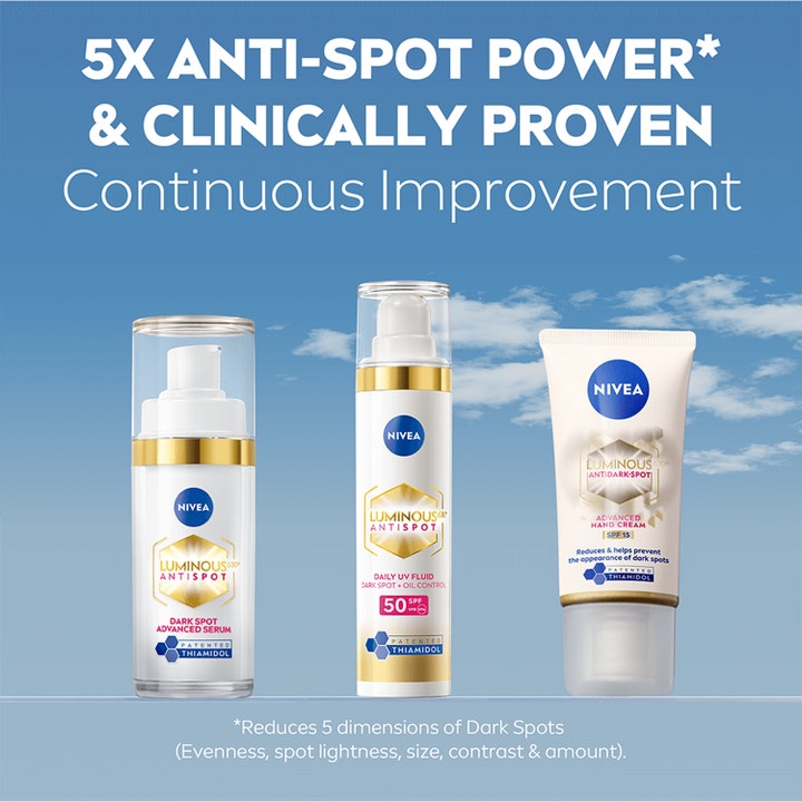 NIVEA Luminous630 50 ml handcreme mod pigmentpletter vist sammen med serum og ansigtscreme mod en blå himmel.