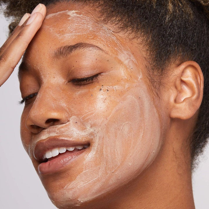 Dermalogica AGE smart Multivitamin Power Recovery Masque ansigtsmaske styrker huden vist med cremet tekstur på ansigtet
