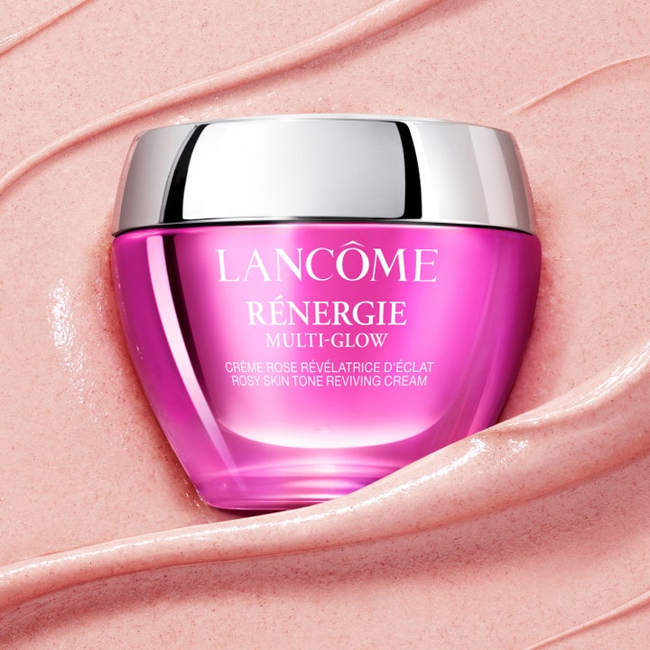Lancôme Rénergie Multi-Glow 50 ml glødgivende dagcreme i pink glaskrukke med sølvlåg på cremet tekstur