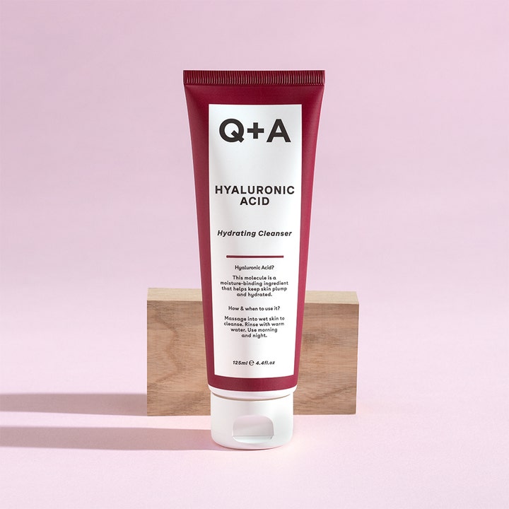 Q+A Hyaluronic Acid Hydrating Cleanser 125 ml fugtgivende ansigtsvask i bordeaux tube mod lyserød baggrund