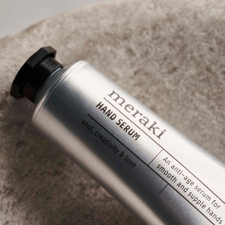 Meraki Hand Serum 50 ml i sølvfarvet tube giver anti-age effekt for bløde og smidige hænder.