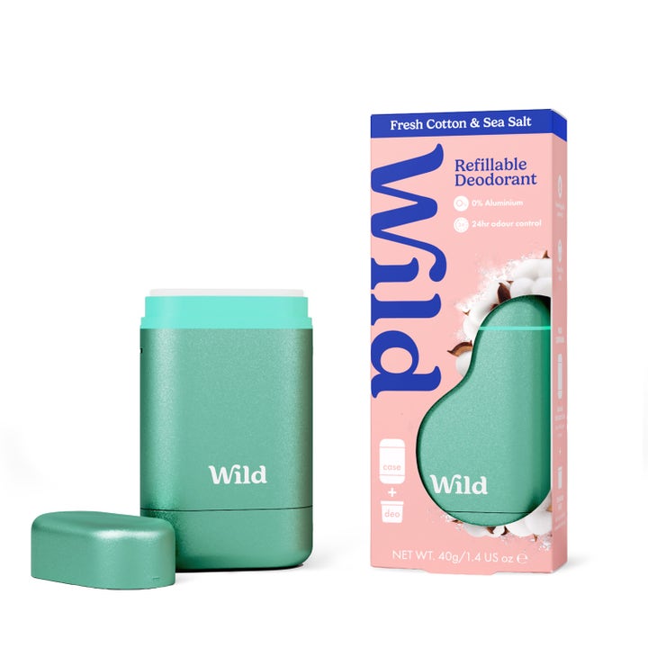 Wild Refillable Deodorant 40g frisk deodorant i grønt metalhylster ved siden af lyserød emballage