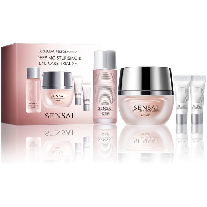 Sensai Cellular Performance Deep Moisturising & Eye Care Trial Set fugtgivende hudplejesæt i lyserøde krukker med sølvlåg.