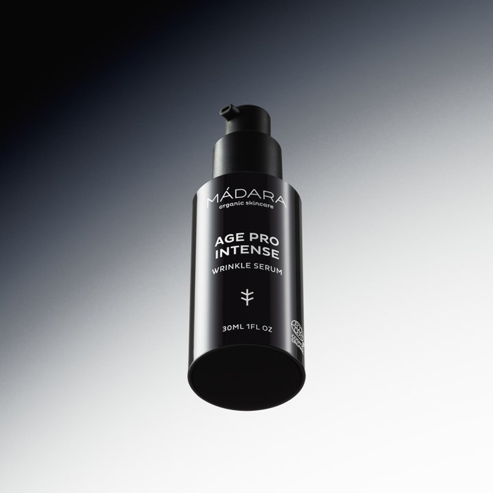 MÁDARA AGE PRO Intense Wrinkle Serum 30 ml ansigtsserum mod rynker i en stilren sort pumpeflaske.