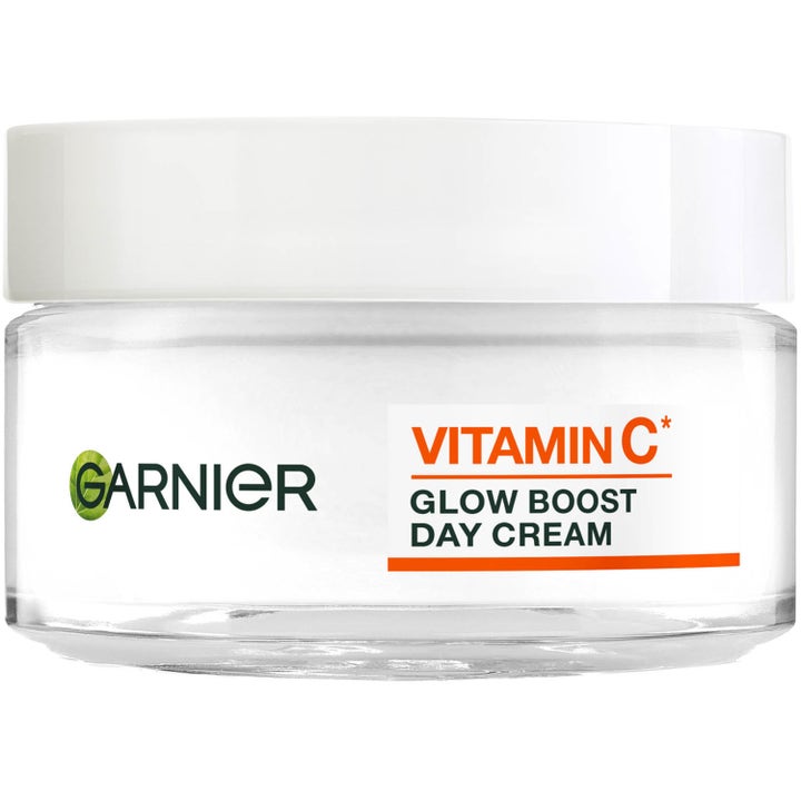 Garnier Vitamin C Glow Boost Day Cream 50 ml giver huden glød og kommer i en gennemsigtig glaskrukke med hvidt låg.