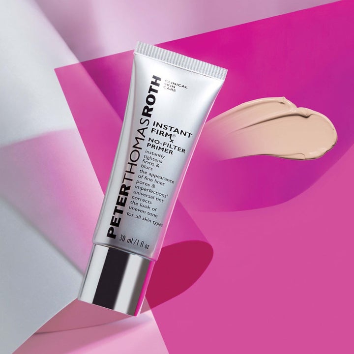 Peter Thomas Roth Instant FirmX No-Filter Primer 30 ml hudpleje i sølvtube med en cremet beige teksturprøve.