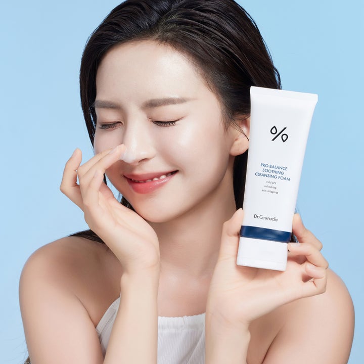 Dr. Ceuracle Pro Balance Soothing Cleansing Foam 150 ml beroligende ansigtsrens i hvid tube påført som skum af kvinde