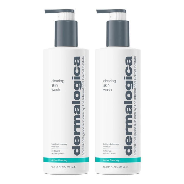 Dermalogica Clearing Skin Wash 500 ml ansigtsrens mod urenheder i hvide flasker med grå pumper og turkis detaljer