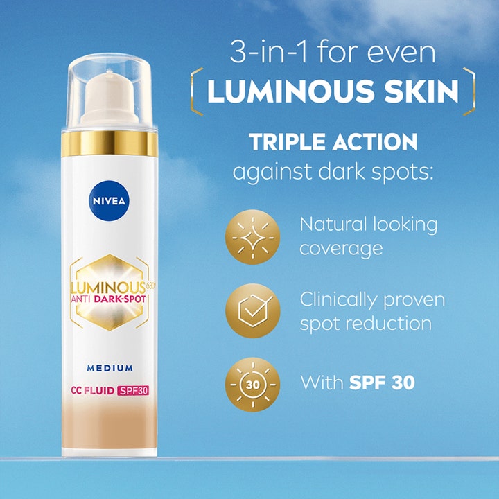 NIVEA Luminous 630 CC Fluid Medium 40 ml mod mørke pletter i hvid pumpeflaske med guld og SPF 30 mod blå himmel