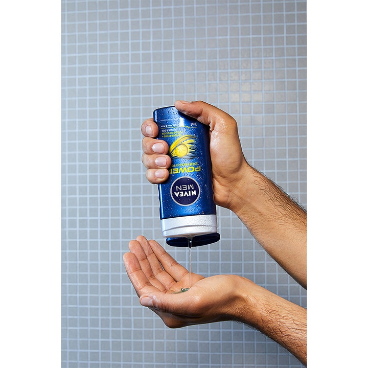 NIVEA Power Fresh Shower Gel 250 ml forfriskende 3-i-1 badegel der hældes ud i hånden foran grå fliser