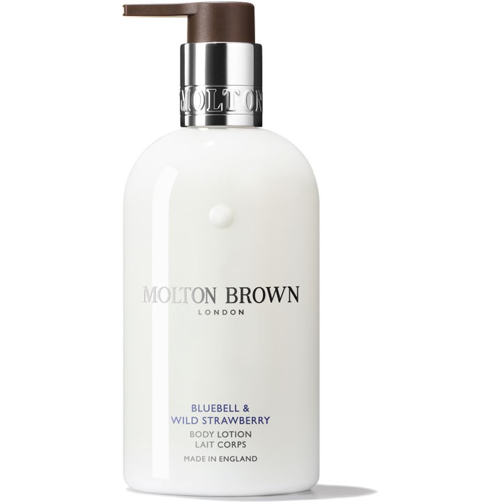 Molton Brown Bluebell & Wild Strawberry 300ml blødgørende bodylotion i hvid flaske med elegant sølvfarvet pumpe.