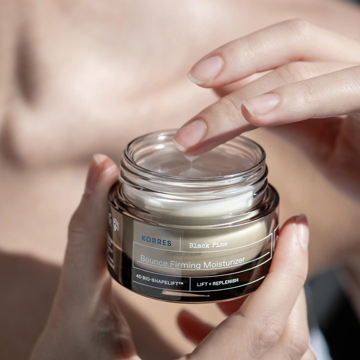 KORRES Black Pine 4D Bounce Firming Moisturizer 40 ml opstrammende dagcreme i mørk krukke med cremet hvid tekstur