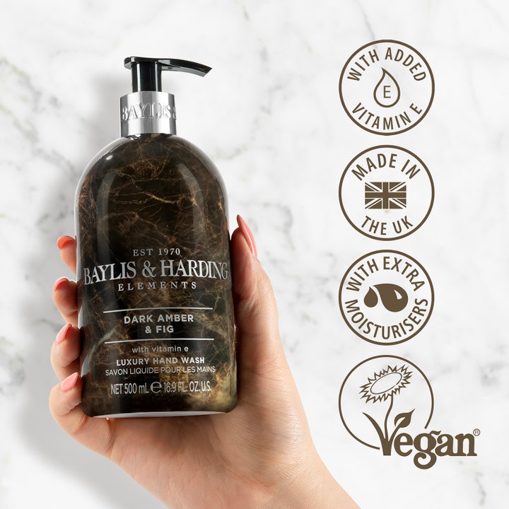 Baylis & Harding Elements Dark Amber & Fig 500 ml håndsæbe i marmoreret flaske holdt af en hånd